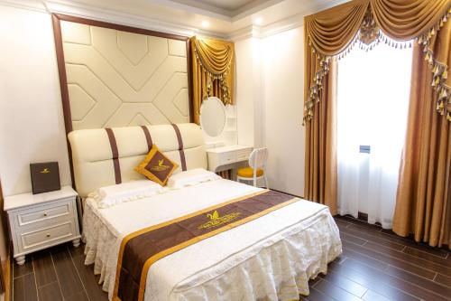 a bedroom with a large bed and a large window at Nam Khánh HOTEL in Vĩnh Tuy