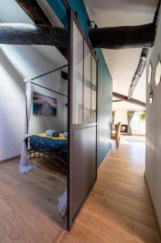 une pièce avec une porte menant à une chambre dans l'établissement Sun dreams, centre ville historique, 10 minutes de Cannes, à Vallauris