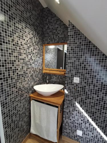 une salle de bain avec un lavabo et un miroir dans l'établissement Natural green group villa classified 4 ears, à Penmarcʼh