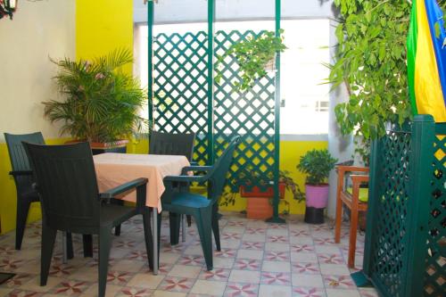 リスボンにあるA Ponte - Saldanhaのダイニングルーム(テーブル、椅子、植物付)