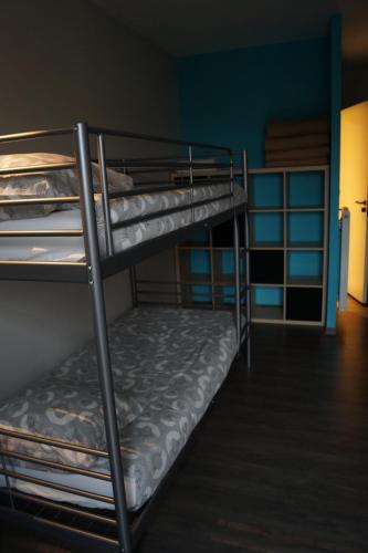 une chambre avec deux lits superposés dans une pièce dans l'établissement Centre International de Séjour - MJC, à Lézignan-Corbières