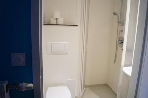 une salle de bain blanche avec des toilettes et un lavabo dans l'établissement Centre International de Séjour - MJC, à Lézignan-Corbières
