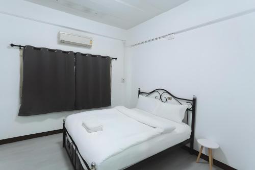 a bedroom with a bed with a black curtain at XX GO INN MAYA Chiang Mai - เมญ่า 2 in Chiang Mai