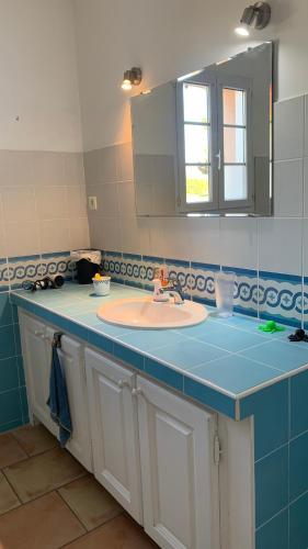 une salle de bain avec un lavabo et un miroir dans l'établissement Chambre 