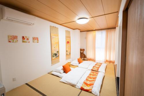 a large room with two beds in it at 福楽亭 in Minami-sotoborichō