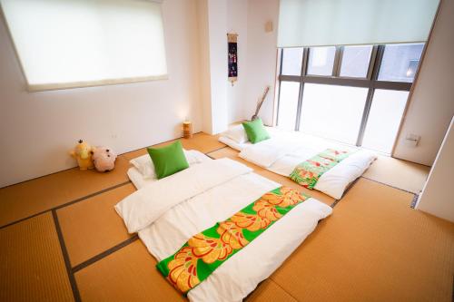 a room with three pillows on the floor at 福楽亭 in Minami-sotoborichō