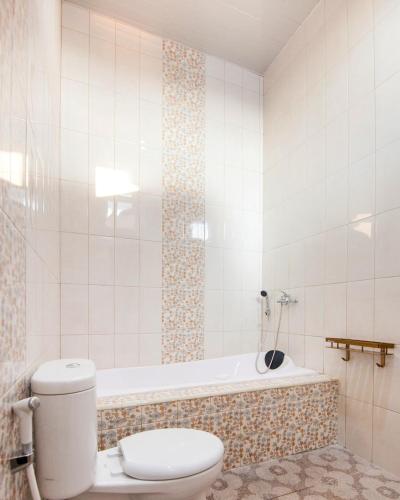 Ένα μπάνιο στο Esther Hotel