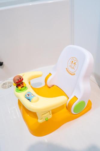 a toy baby toilet with a toy frog on it at 福楽亭 in Minami-sotoborichō