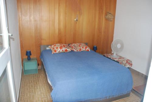 - une chambre avec un lit bleu et 2 oreillers dans l'établissement PORT-LEUCATE - PROXIMITE PLAGE - 4 personnes, à Leucate-Plage