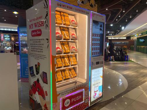 a vending machine in a store with food at HN ETH Vinhomes D'capitale Resident - Tran Duy Hung St in Hanoi