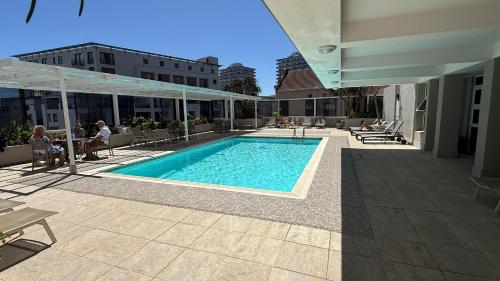 开普敦Centurion 207 Luxury Sea Point one bedroom apartment with access to magnificent pool Perfect location by Super Host Melvyn的建筑物侧面的游泳池