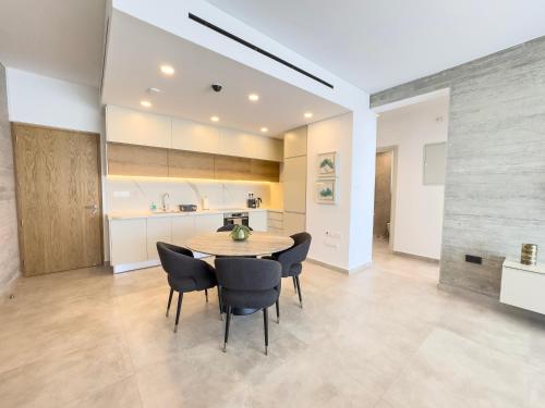 Malberry Park 204 - Modern 2bedroom Apt with Shared Heated Pool, Sauna, Gym, Jacuzzi