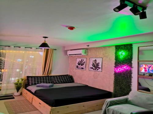 a bedroom with a bed and a green ceiling at Cozy Studio with Balcony and Pool View in Lapu Lapu City