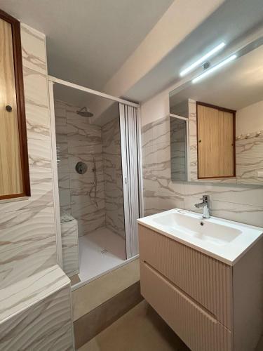 a bathroom with a sink and a shower at stanza zaffiro azzurro in Ostuni