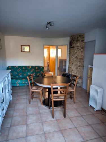une salle à manger avec une table, des chaises et un canapé dans l'établissement Bastide la Fondue, à Allemagne-en-Provence