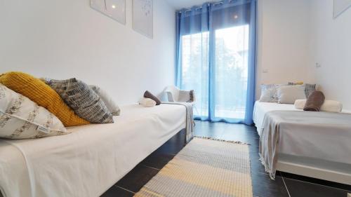 Seahomes Vacations - Beachside Apt with Pool