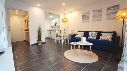 Seahomes Vacations - Beachside Apt with Pool