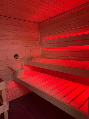 une pièce avec des lumières rouges dans un sauna dans l'établissement Relais Cocorico - Town House 4 Private Suites, AC Cinema Gym & Sauna, à Paris