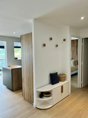 - un salon avec un mur blanc et une table dans l'établissement Le Grand Pavois - Terrasse d'exception face aux bateaux, à Capbreton