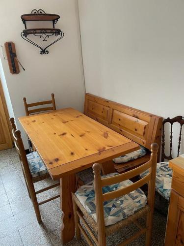 a wooden table and chairs in a room with a table and a table and chairs at Il nido luminoso in Riomaggiore