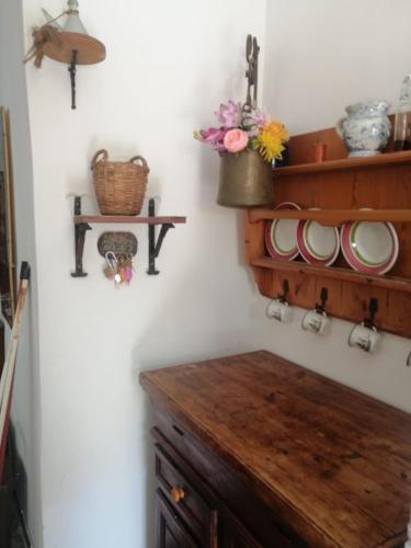 a room with a table and plates on a wall at Il nido luminoso in Riomaggiore