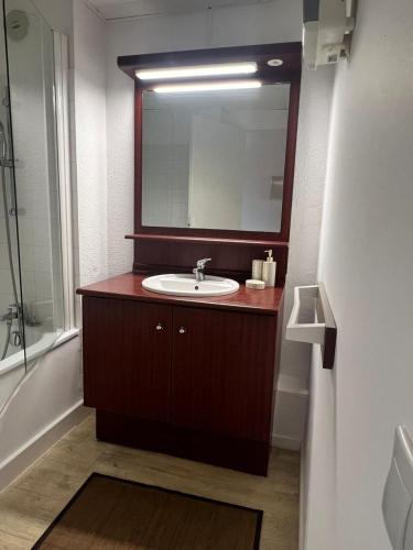 une salle de bain avec un lavabo et un miroir dans l'établissement L'Évasion à Collioure - Piscine et vue mer, à Collioure