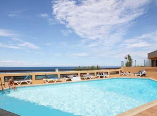 une piscine sur le toit d'un hôtel dans l'établissement L'Évasion à Collioure - Piscine et vue mer, à Collioure