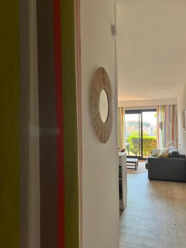 - un salon avec un miroir mural dans l'établissement L'Évasion à Collioure - Piscine et vue mer, à Collioure