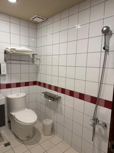 a bathroom with a toilet and a shower at Rich & Free Hotel - Fuzhong 富逸旅趣-板橋府中館 in Taipei