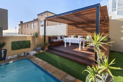 Piscina di The Sandcastle Guesthouse - Melkbosstrand o nelle vicinanze
