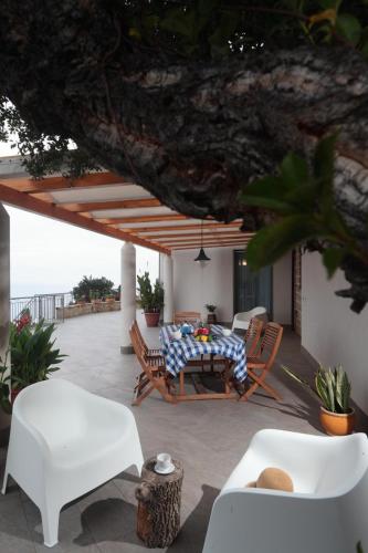 Posezení v ubytování Il sogno di Matilde - luxury villa in Cefalù con piscina privata e panorama mozzafiato