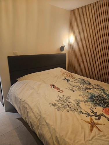 - une chambre avec un grand lit et un couvre-lit dans l'établissement L'évidence, à Nice