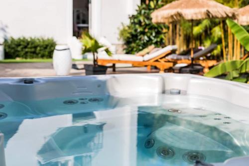 une baignoire jacuzzi en face d'un patio dans l'établissement 220m2 - Pool villa, 4 bedrooms, hot tub, à Cannes