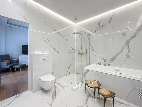 une salle de bain blanche avec des toilettes et un lavabo dans l'établissement 220m2 - Pool villa, 4 bedrooms, hot tub, à Cannes