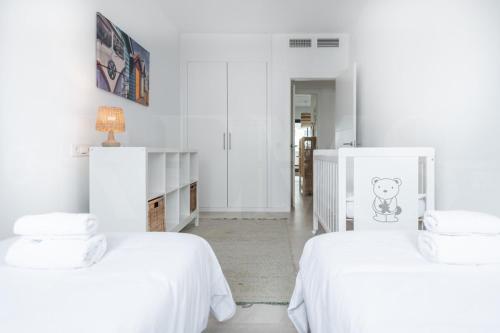 Cama o camas de una habitación en Beachside escape with parking and pool REMS