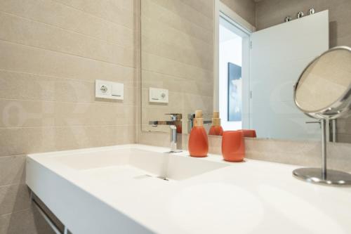 Un baño de Beachside escape with parking and pool REMS