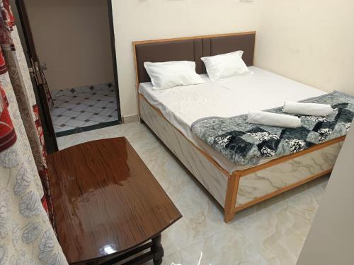 Postel nebo postele na pokoji v ubytování Sanskriti Guest House