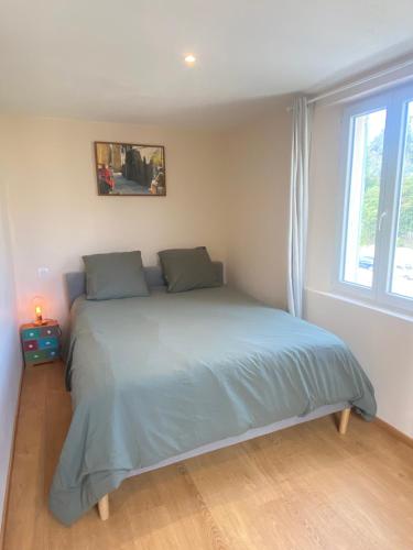 Great flat! 12 minute walk from train station and Palais
