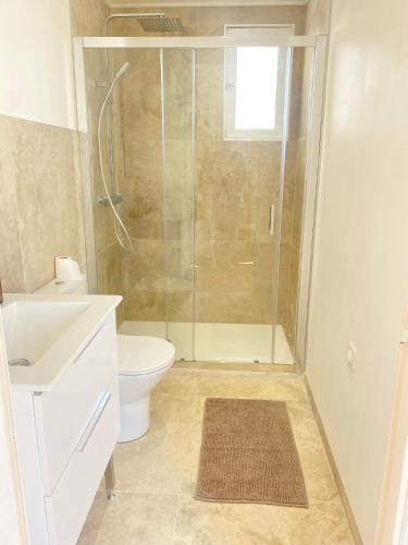 Great flat! 12 minute walk from train station and Palais