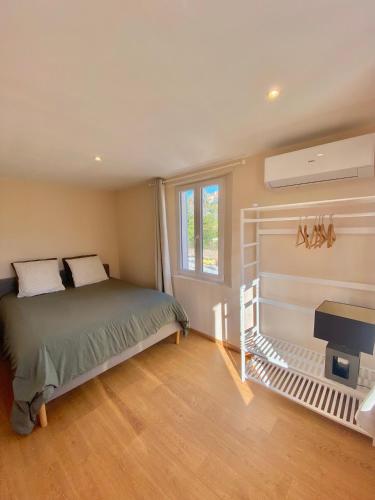 une chambre avec un lit et un piano dans l'établissement Great flat! 12 minute walk from train station and Palais, à Cannes