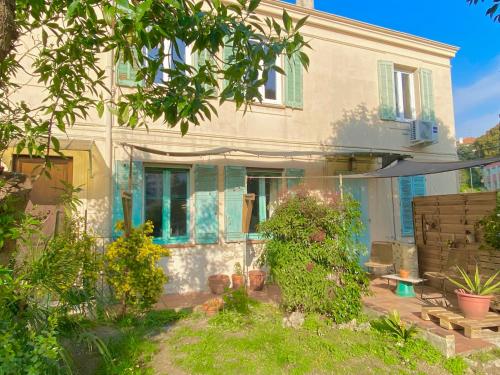 Great flat! 12 minute walk from train station and Palais