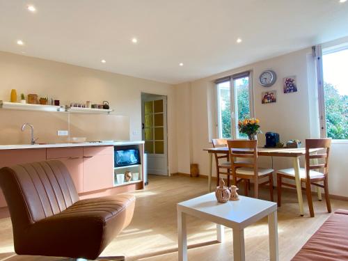 un salon avec une cuisine et une salle à manger dans l'établissement Great flat! 12 minute walk from train station and Palais, à Cannes