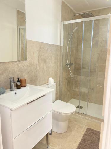 une salle de bain blanche avec toilettes et douche dans l'établissement Great flat! 12 minute walk from train station and Palais, à Cannes