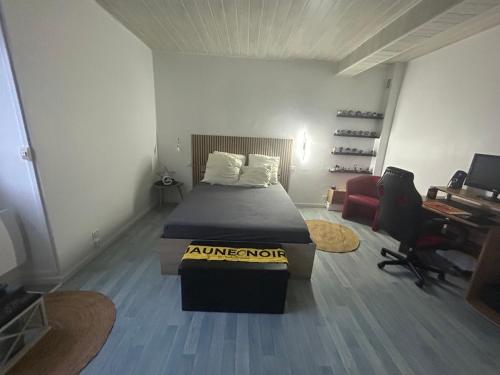 une chambre avec un lit et un bureau dans l'établissement Sevchris, à Saint-Laurent-de-la-Prée