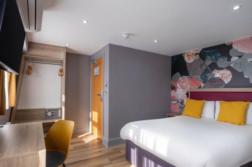 a bedroom with a bed and a table and a chair at Comfort Inn Edgware Road W2 in London