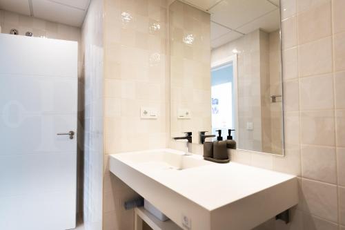 Un baño de Beachside escape with parking and pool REMS