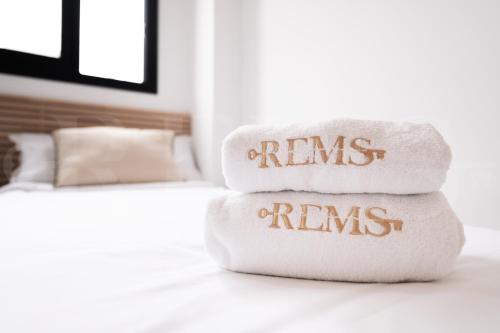 Cama o camas de una habitación en Beachside escape with parking and pool REMS