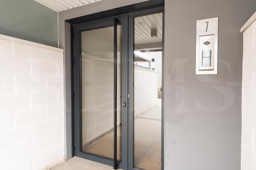 Imagen de la galería de Beachside escape with parking and pool REMS, en Torremolinos