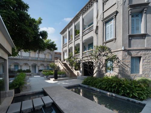 Listen to the 19th century German castle hotelにある庭