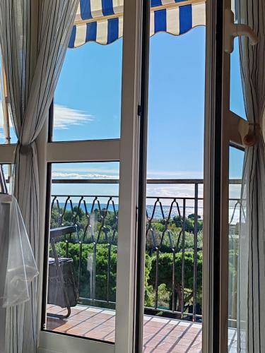 a room with a window with a view of the ocean at Appartamento vista mare in Albenga